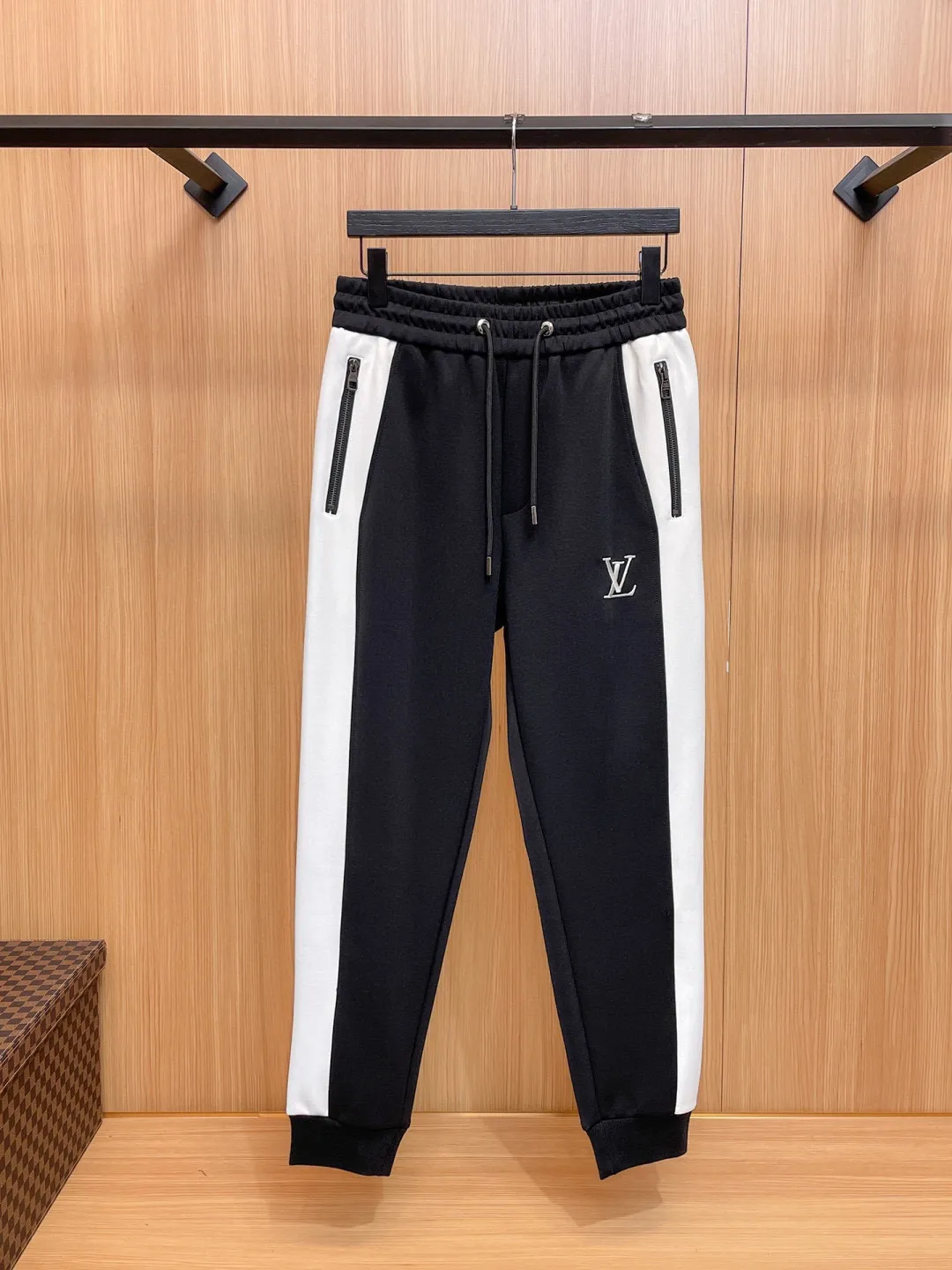 🅿️720 [LV Louis Vuitton] hot-selling suit is coming. Focus on the original version of the official website. 2025 new hot-selling cardigan and sweatshirt suit. The original order is the best. 🇭🇰The meticulous work of top designers. It has a fitting and perfect upper body effect. All-natural high-quality Tencel Roman cotton 100%, close-fitting comfort, noble and elegant! Original hardware embodies elegance and nobility! Counter size: M-3XL (maximum wear up to 190 pounds)